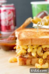 These Dr Pepper Pulled Pork n Mac Sandwiches are a combination of sweet, sharp and tangy. They’re amazing for to feed a crowd on game day, just bring extra napkins.  | Strawberry Blondie Kitchen